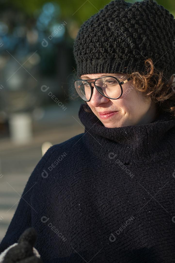 Linda mulher posando nas ruas de Faro.