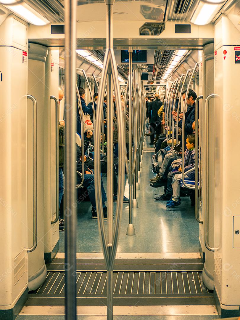 Barcelona, ​​Espanha - 21 de dezembro de 2017: Pessoas dentro do metrô em Barcelona.