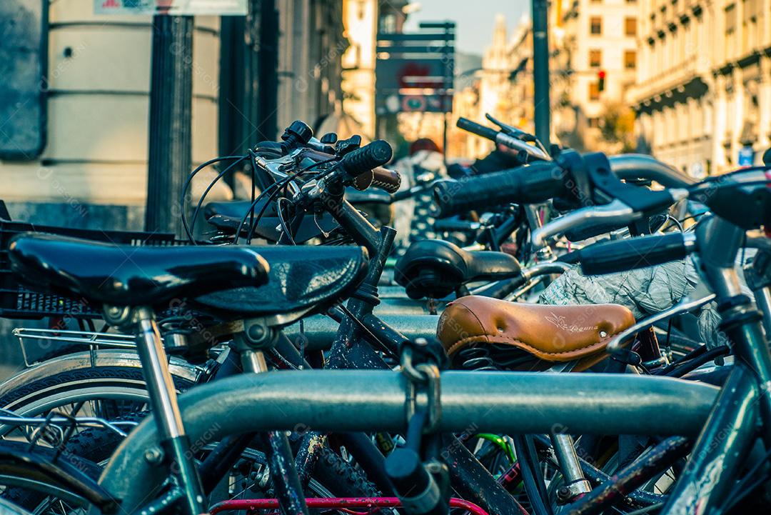 Barcelona, ​​Espanha - 21 de dezembro de 2017: Grupo de bicicleta em pé