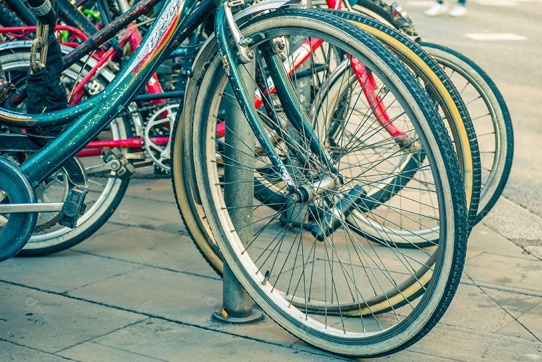 Barcelona, Espanha - 21 de dezembro de 2017: Perto das rodas de bicicleta na rua.