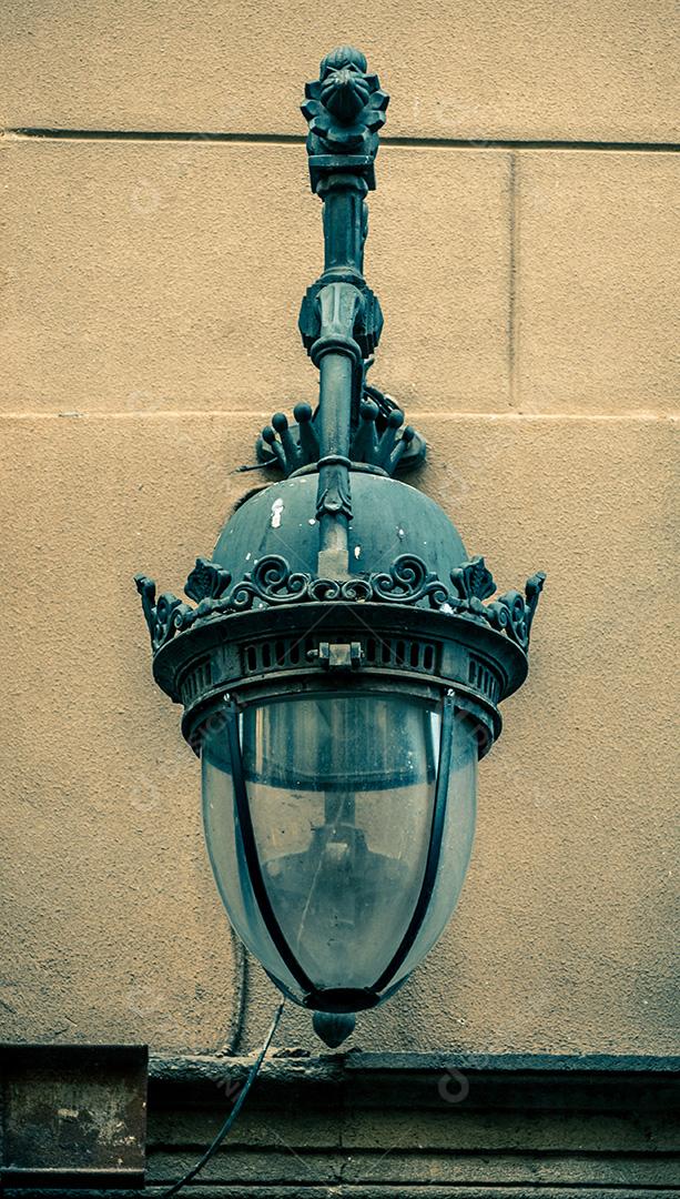 Feche uma lâmpada vintage em Barcelona.