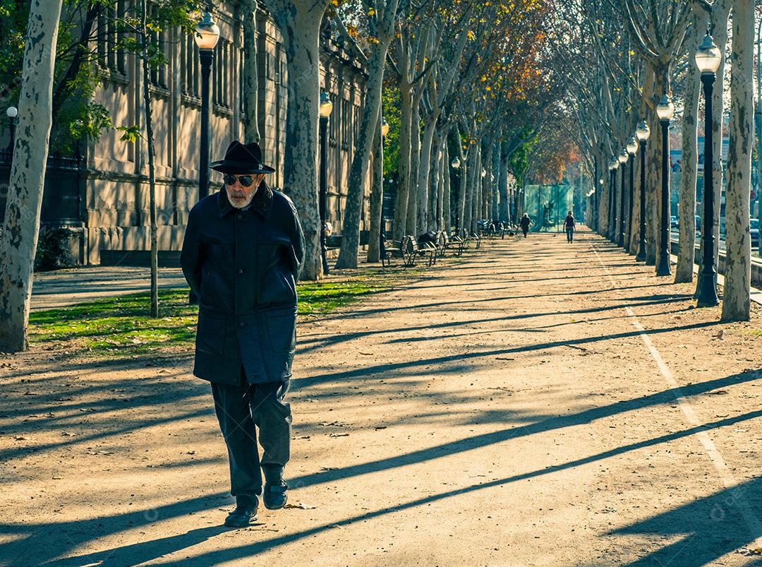 Barcelona, ​​Espanha - 21 de dezembro de 2017: Velho andando nas ruas de Barcelona no inverno.