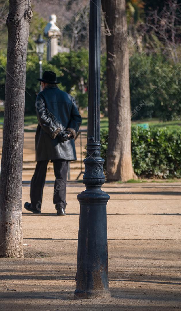 Barcelona, ​​Espanha - 21 de dezembro de 2017: Velho andando nas ruas de Barcelona no inverno.