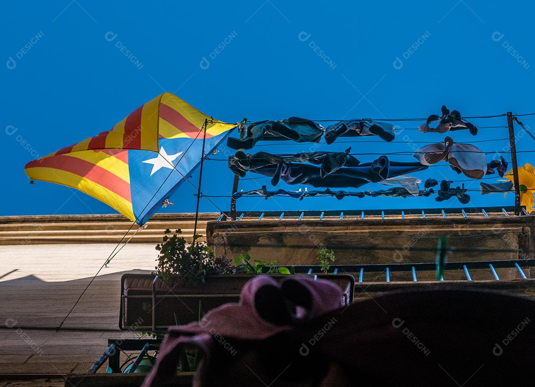 Fachada com bandeira da Catalunha em apoio à independência.