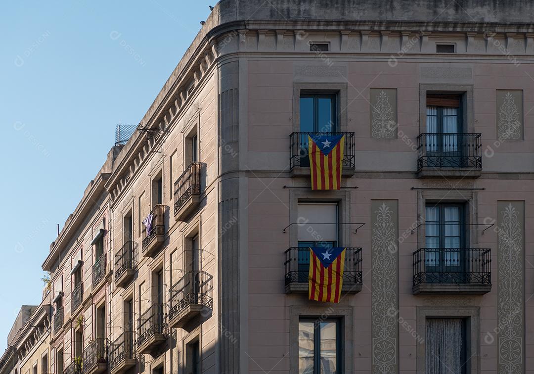 Fachada com bandeira da Catalunha em apoio à independência.