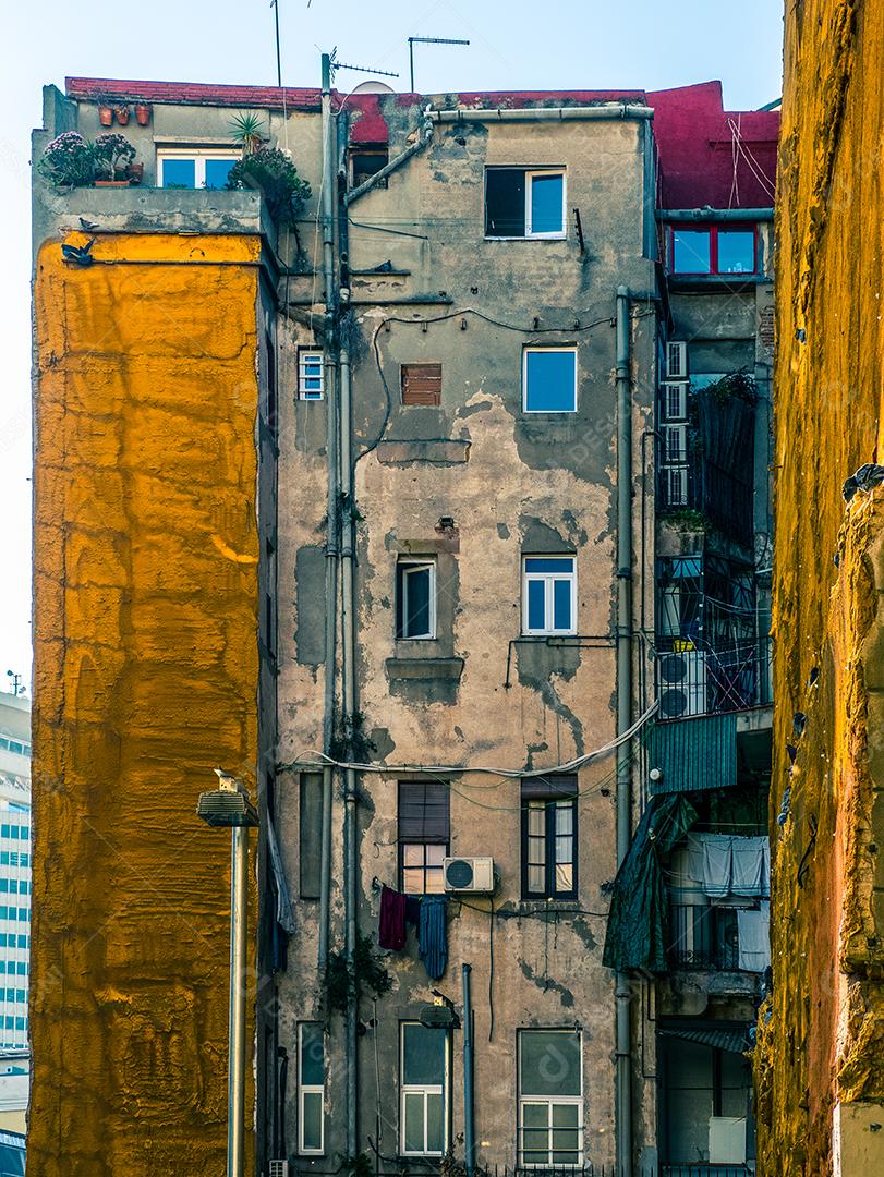 fachada com roupas secando em Barcelona.