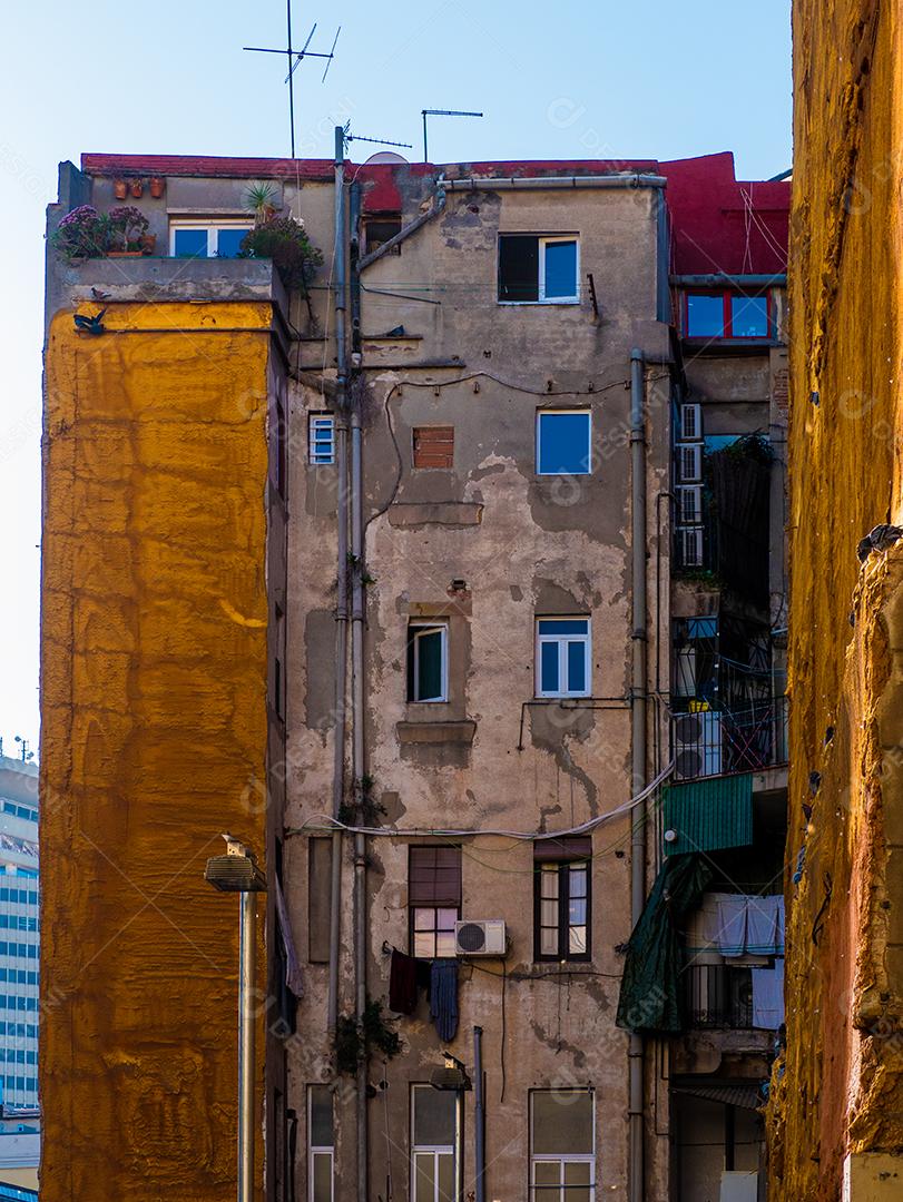 fachada com roupas secando em Barcelona.