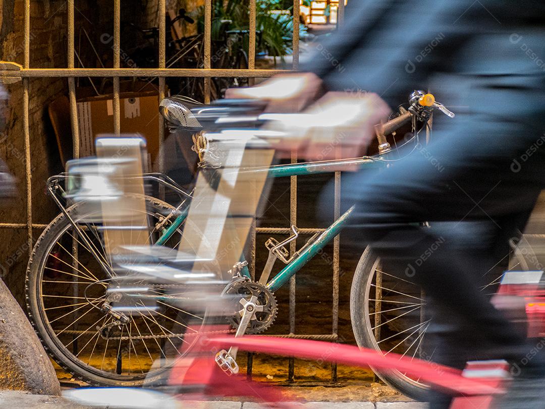 Homem andando de bicicleta em desfoque de movimento.