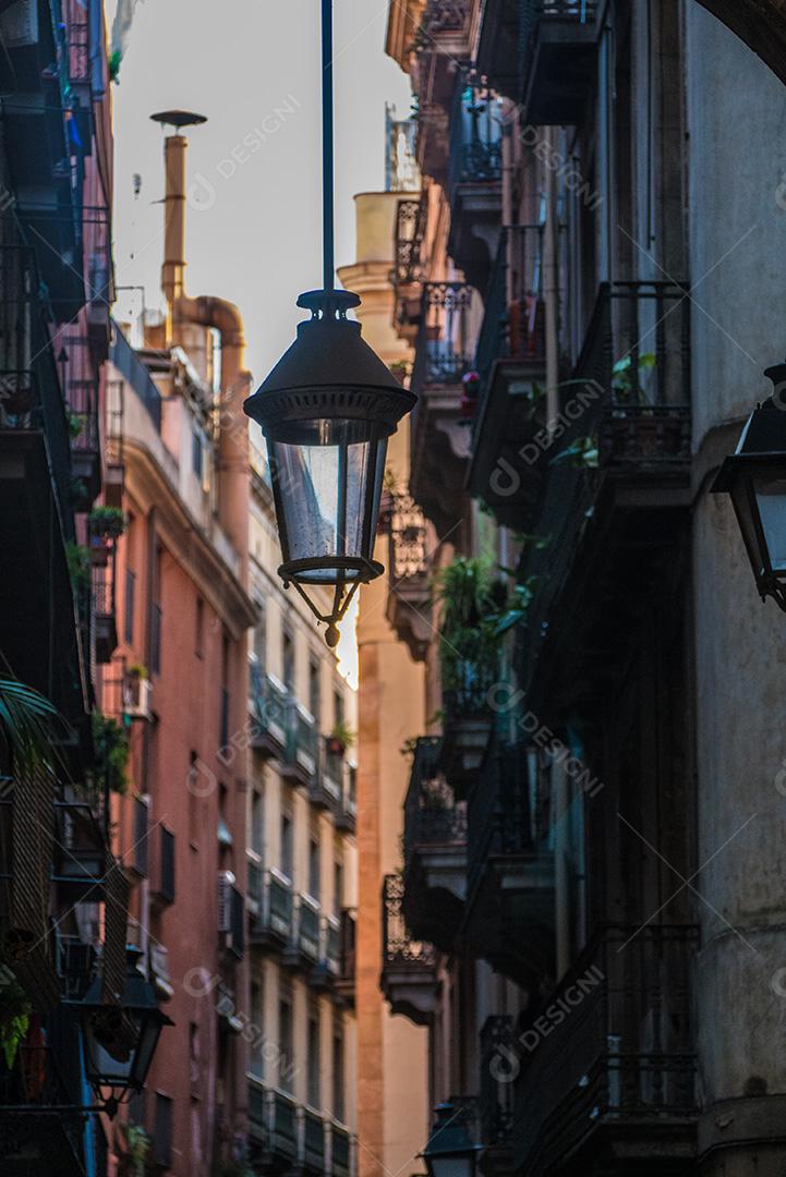 Perto de uma lâmpada nas ruas de Barcelona.