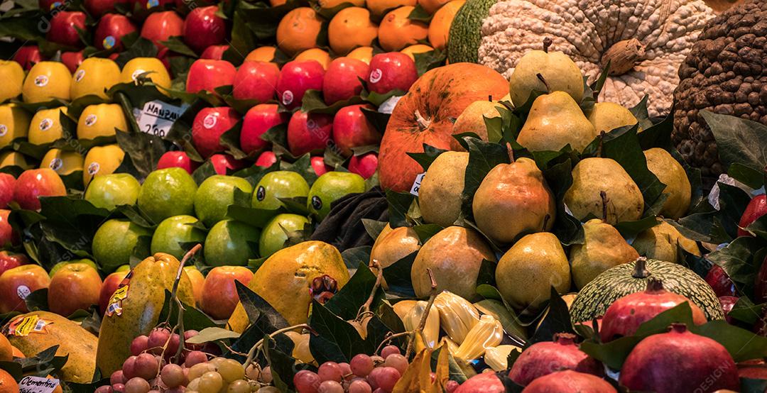 Barcelona, ​​​​Espanha - 21 de dezembro de 2017: Vendedor de frutas na boqueria em Barcelona perto de La Rambla.
