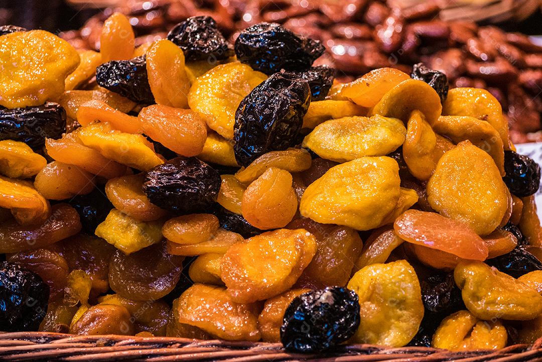 quadro completo de frutas secas no mercado.