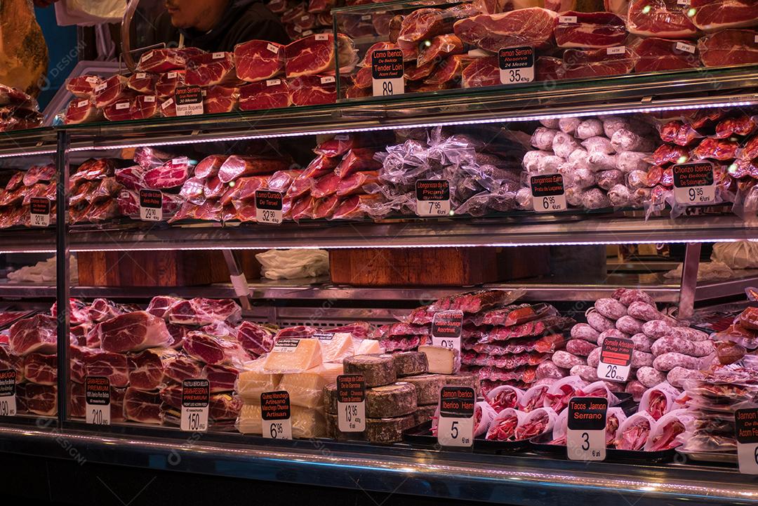 Vendedor de carne em Boqueria, em Barcelona, perto de La Rambla