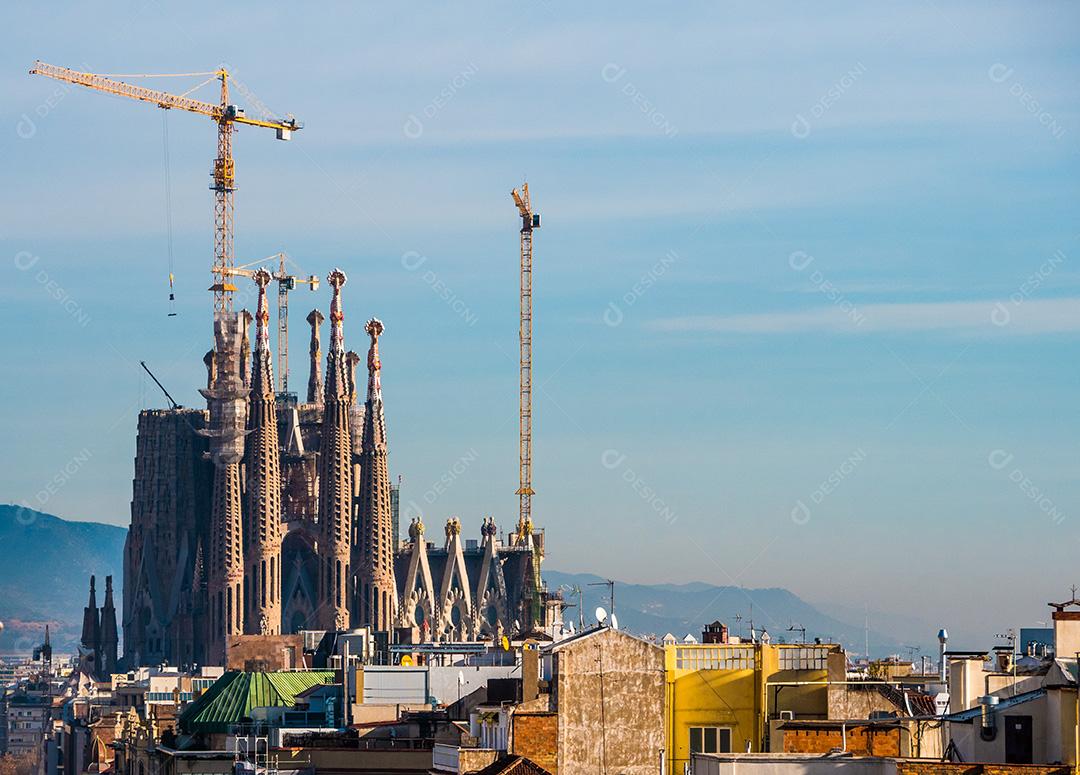 Vista de longe da catedral La Sagrada Familia.