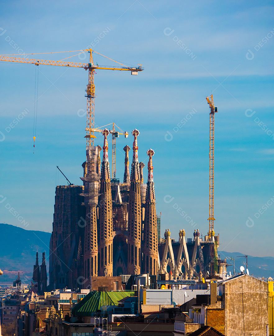 Vista distante da catedral de La Sagrada Familia.