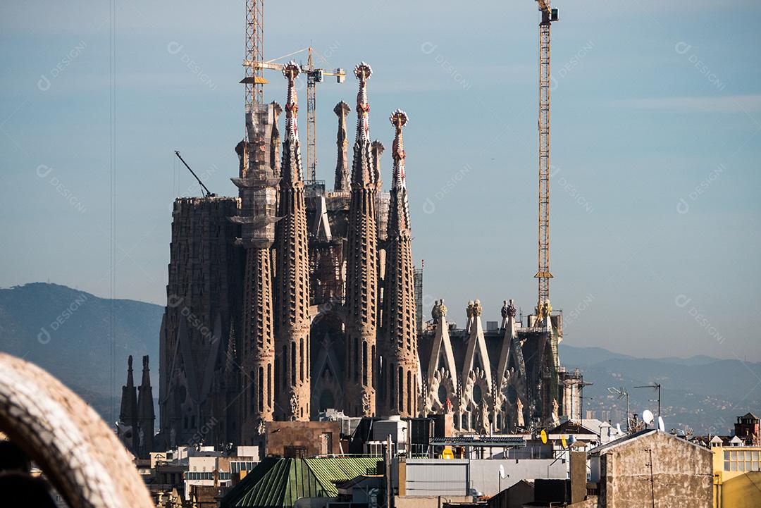 Vista de longe da catedral La Sagrada Familia.