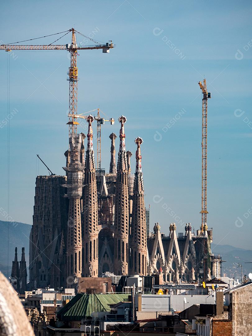 Vista distante da catedral La Sagrada Familia
