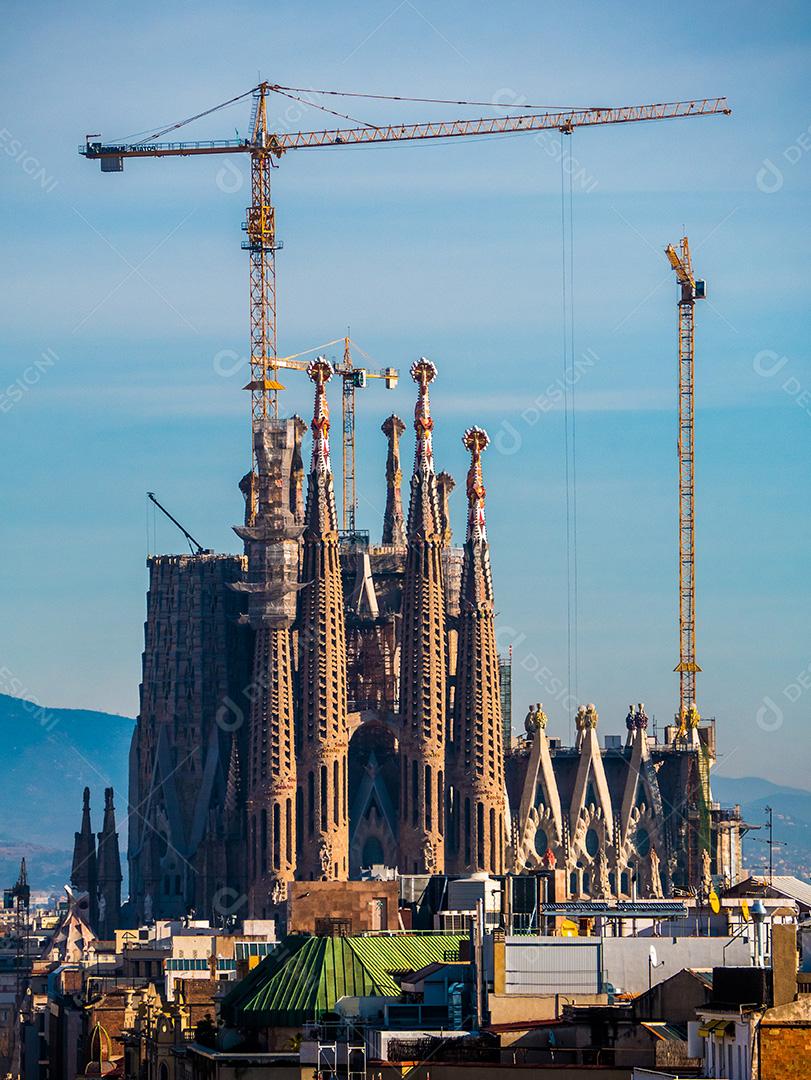 Vista distante da catedral de La Sagrada Família.