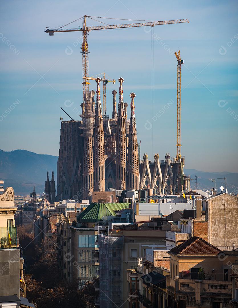 Vista distante da catedral de La Sagrada Família.