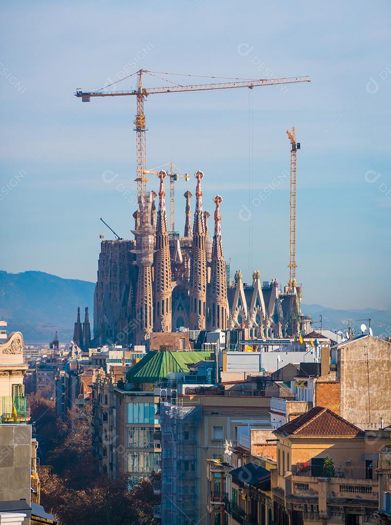 Vista distante da catedral de La Sagrada Família.