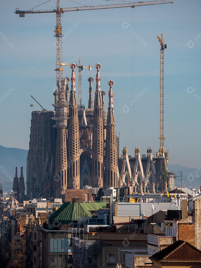 Vista distante da catedral de La Sagrada Família.