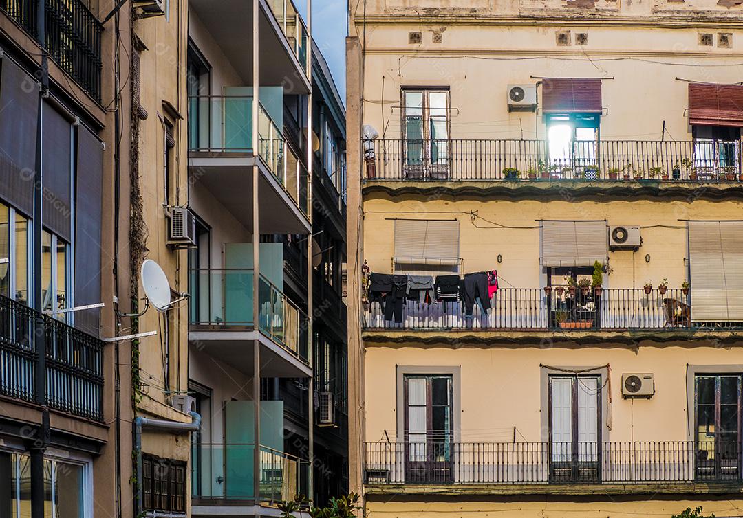 roupas secando em uma fachada de apartamento.