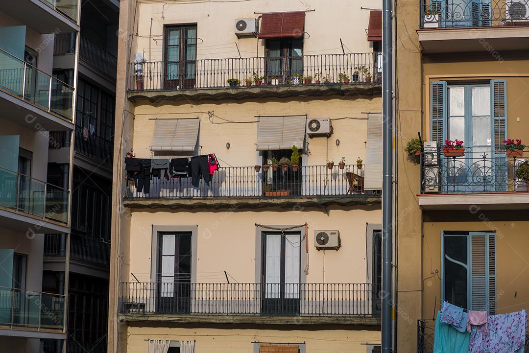 roupas secando em uma fachada de apartamento.