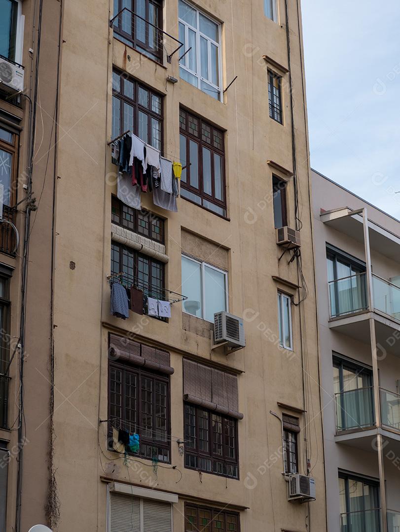 roupas secando em uma fachada de apartamento.