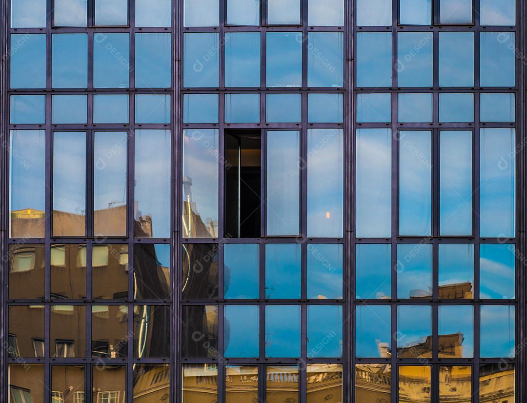 Apenas uma janela aberta em um prédio de escritórios.