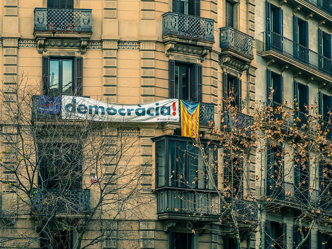 Fachadas de apartamentos nas ruas de Barcelona escreveram democracia.