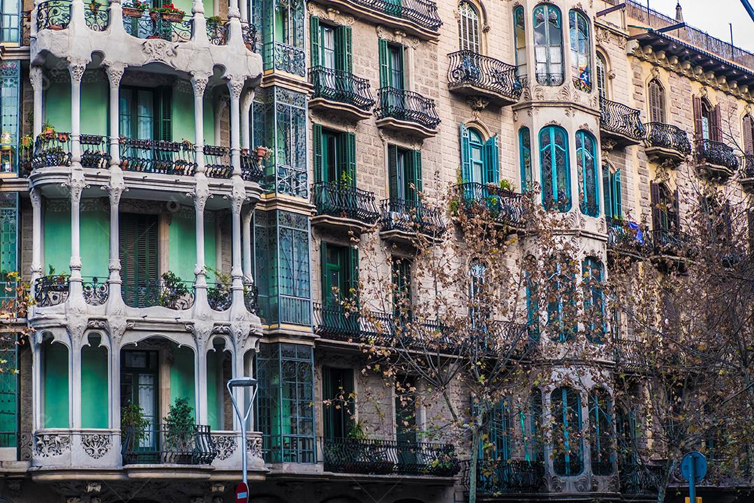 Fachadas de apartamentos nas ruas de Barcelona.