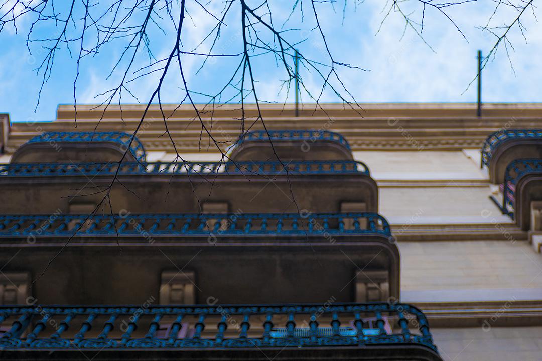 Vista da fachada do apartamento do nível da rua.