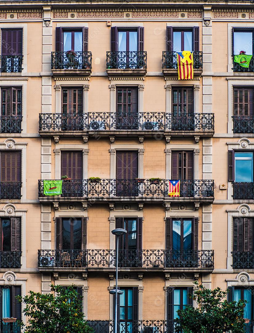 Fachada de apartamento com bandeira espanhola.