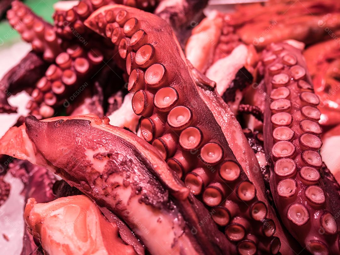 Tentáculos de polvo vermelho no mercado de frutos do mar.