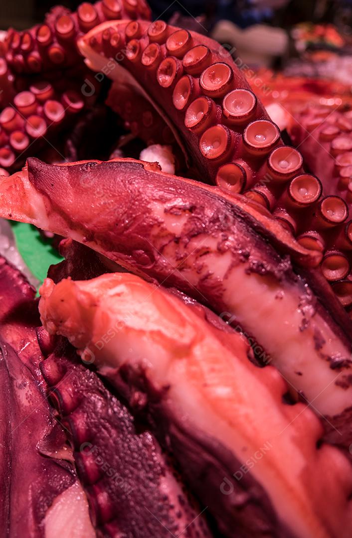 Tentáculos de polvo vermelho no mercado de frutos do mar.