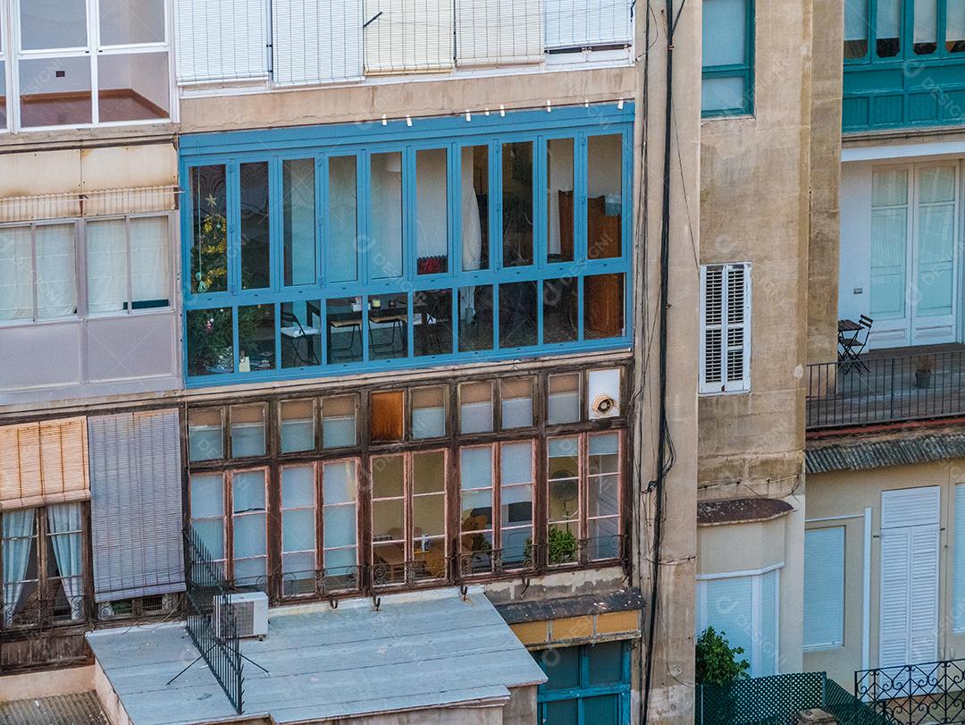 Perto da fachada na cidade de Barcelona do telhado.