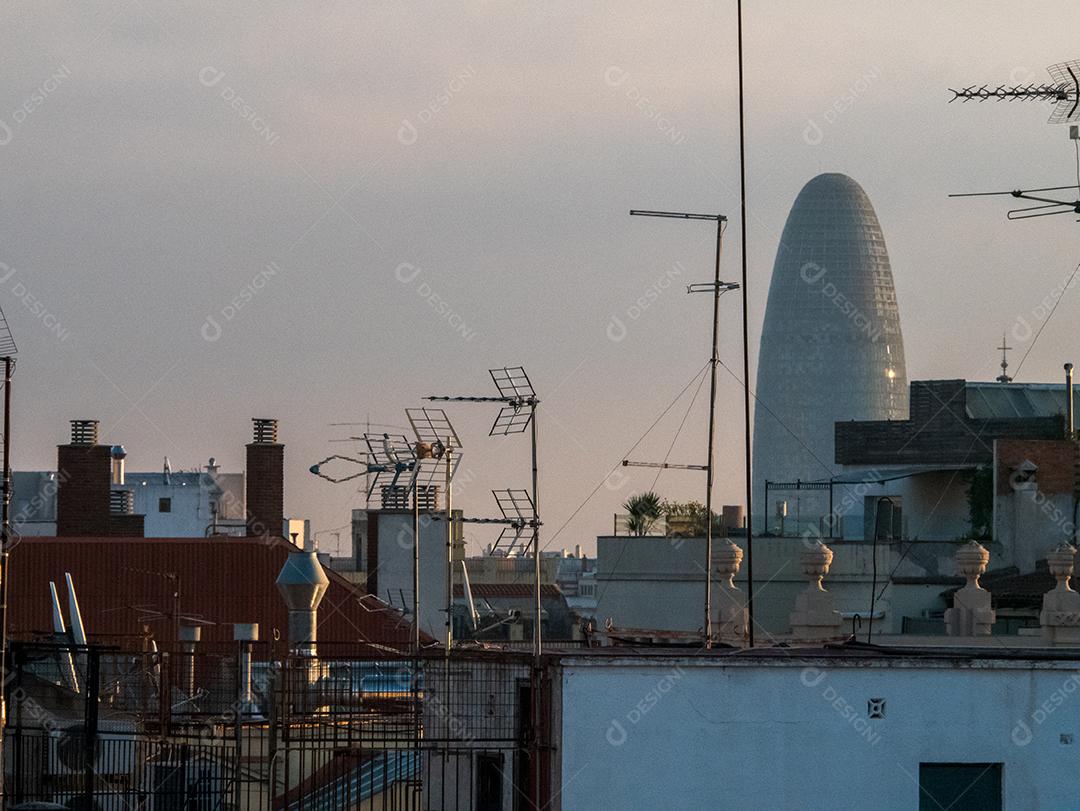 Uma vista panorâmica da cidade de Barcelona a partir de um telhado