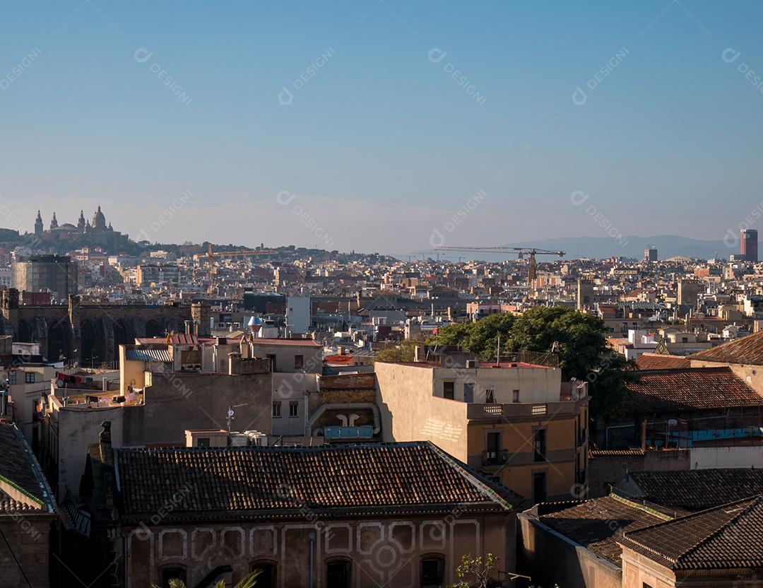 Uma vista panorâmica da cidade de Barcelona a partir de um telhado.