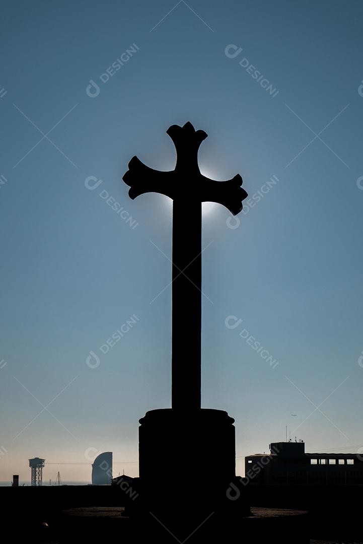 Uma cruz cristã cobrindo o sol.