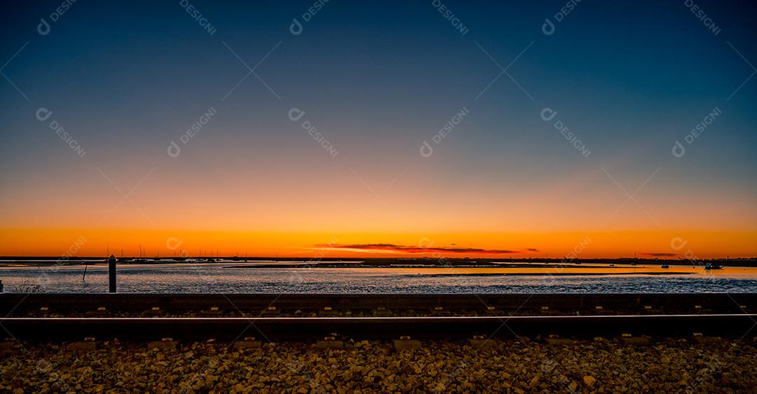Vista panorâmica da praia e do caminho de ferro de faro.