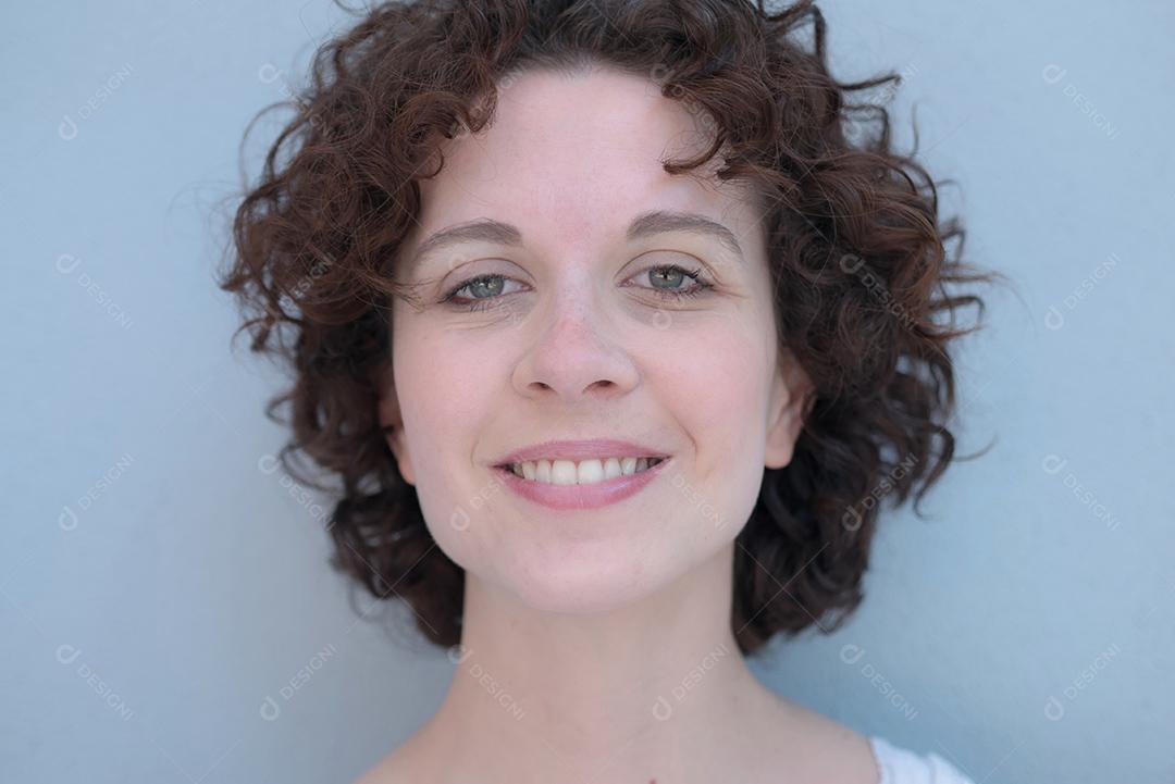 Perto da jovem brasileira olhando para a câmera.