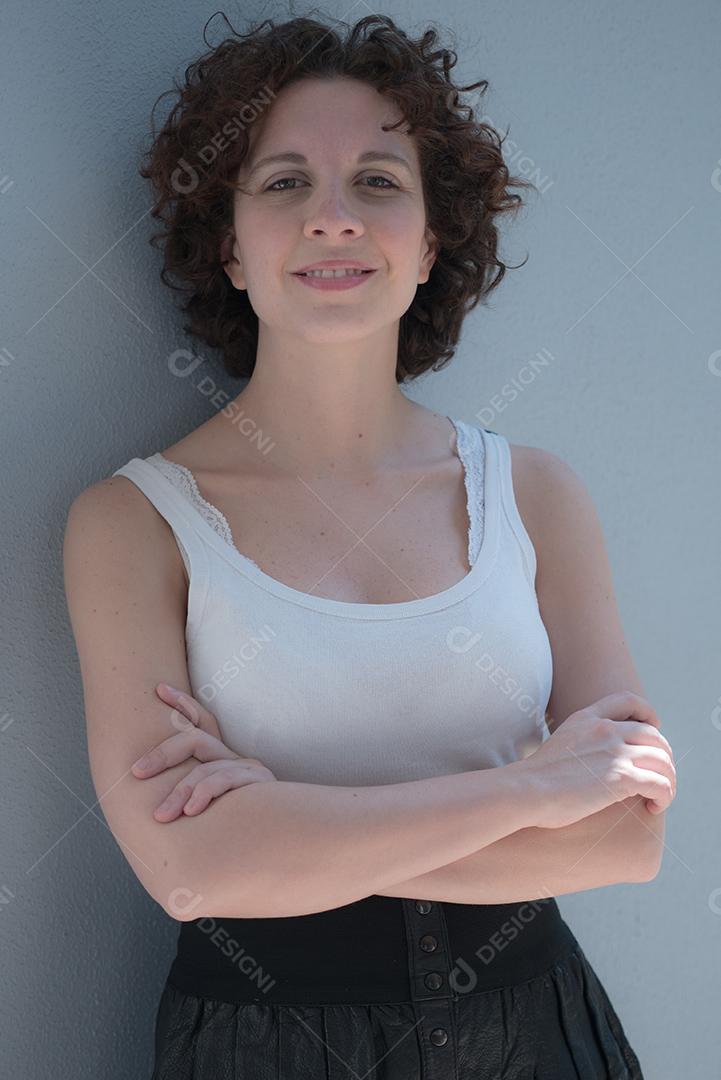 Jovem brasileira posando para a câmera.