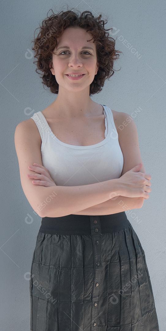 Perto da jovem brasileira olhando para a câmera.