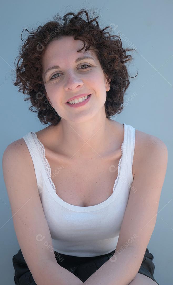 Perto da jovem brasileira olhando para a câmera.