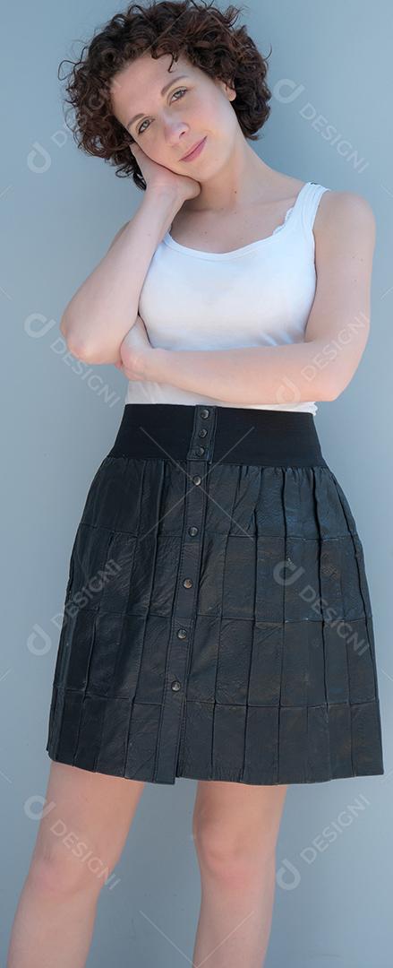 Jovem brasileira posando para a câmera.