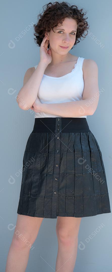 Jovem brasileira posando para a câmera.