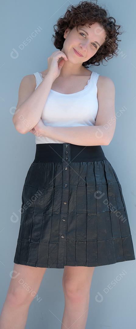 Jovem brasileira posando para a câmera.