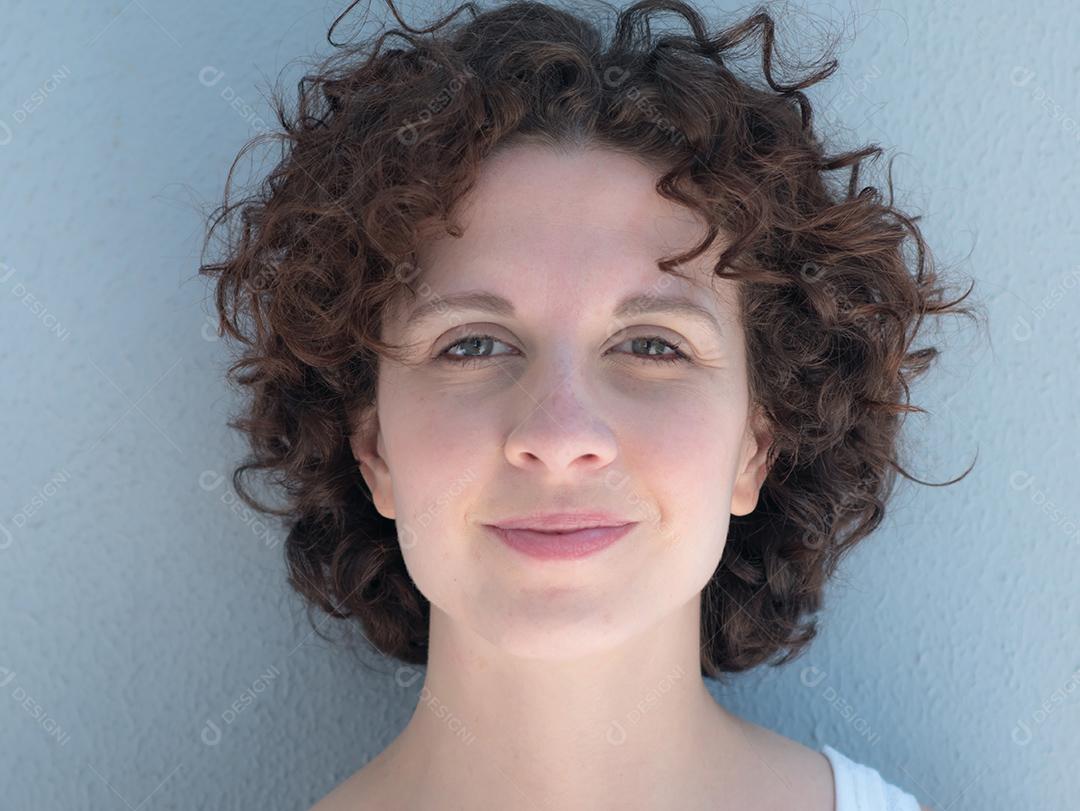 Jovem brasileira posando para a câmera.