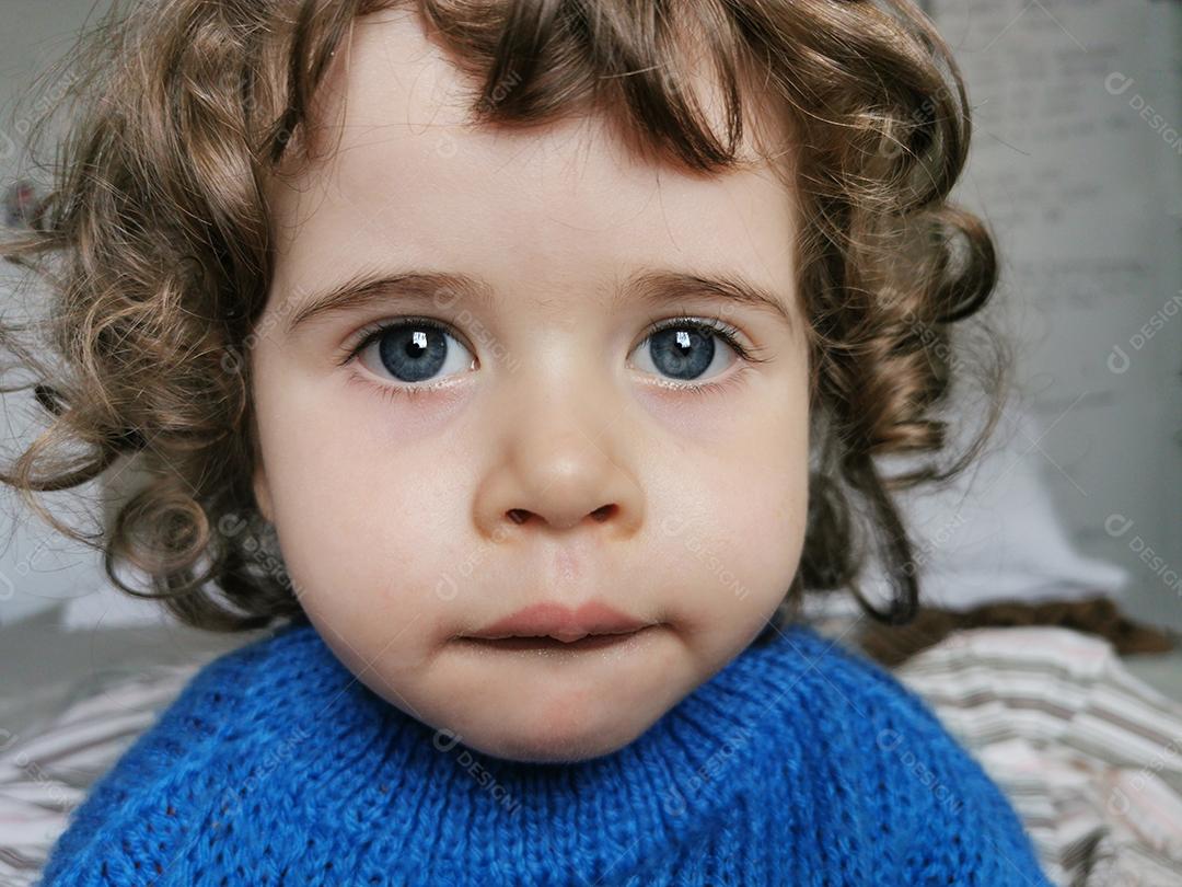 Retrato de uma menina olhando para a câmera.