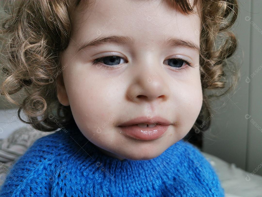 Retrato de uma menina olhando para a câmera.