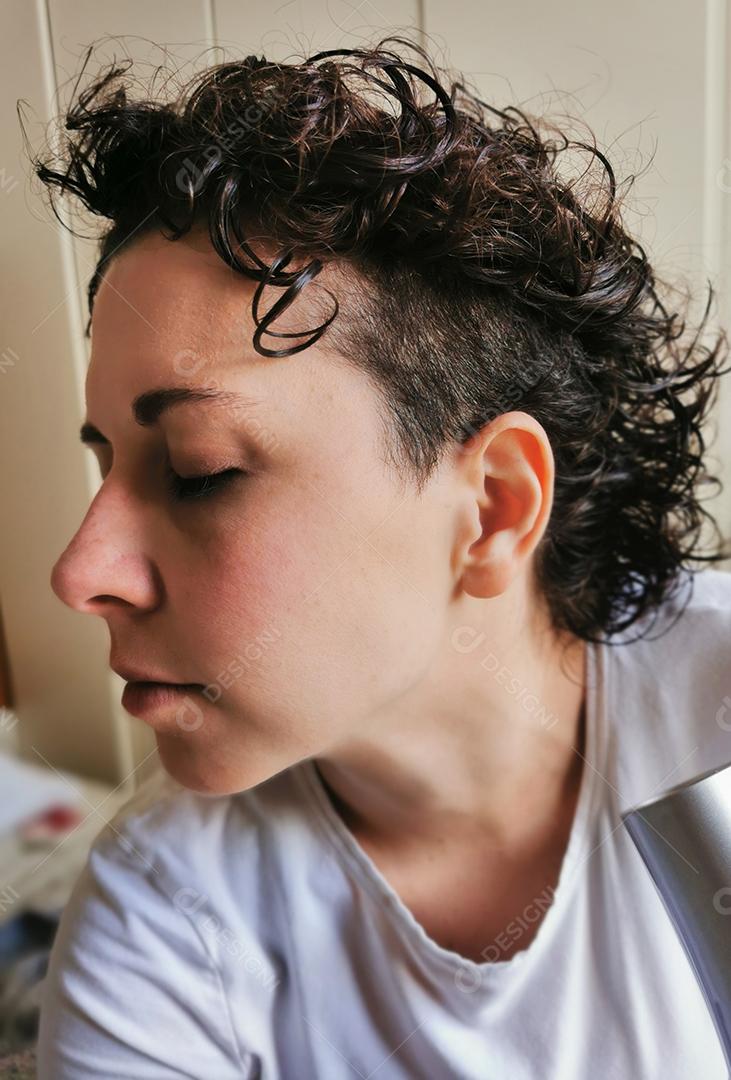 Moda mulher de cabelo encaracolado secando o cabelo dela.